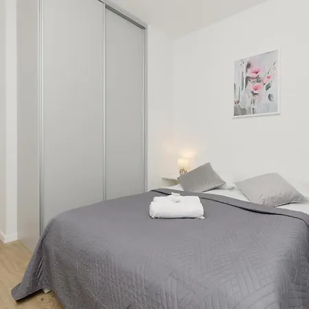 Two-bedroom Elegant With Parking Praga By Renters Βαρσοβία