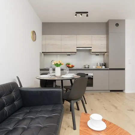 Two-bedroom Elegant With Parking Praga By Renters 公寓 华沙